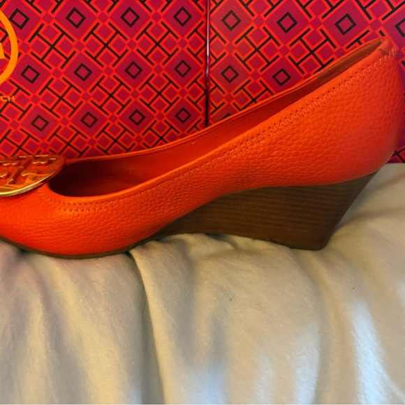 Tory Burch Women's Burt Orange Peep Toe Wedges - Size 9.5 - Picture 5 of 8